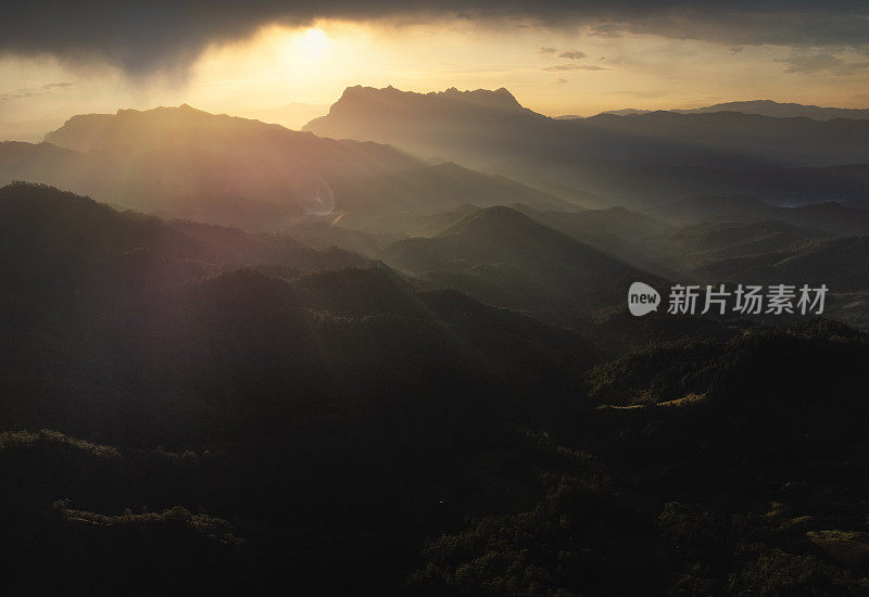 在泰国清莱省的Doi Luang Chiang Dao，日出时美丽的空中景观。